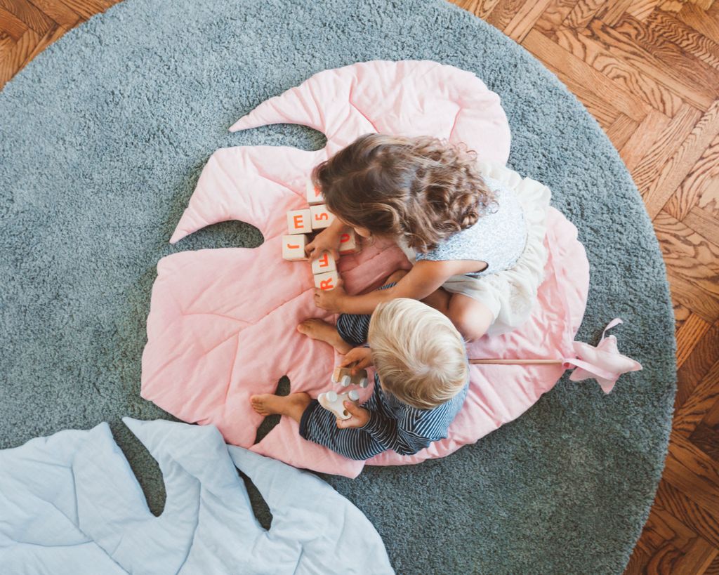 Iza brenda Verka stoje mama i kći