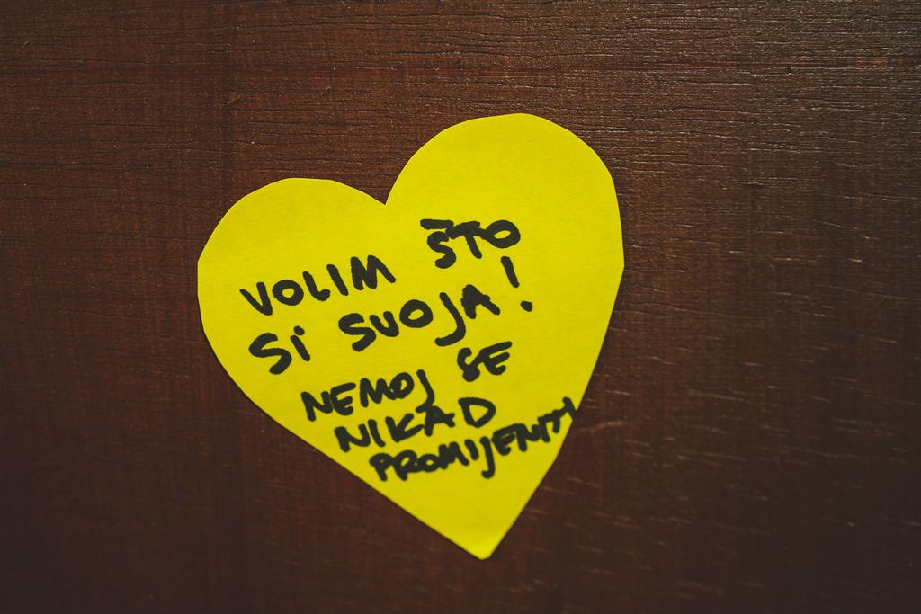 Srce s porukom na vratima dječje sobe