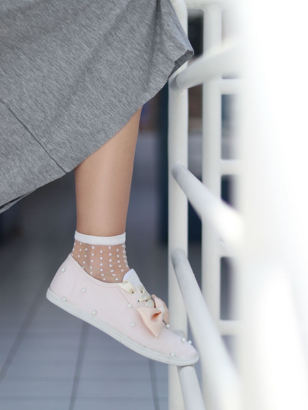 Shuzice su ručno oslikane tenisice iza kojih stoje Maja i Ljudmila - 3