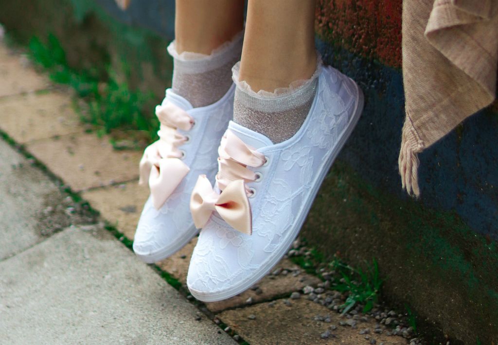 Shuzice su ručno oslikane tenisice iza kojih stoje Maja i Ljudmila - 15