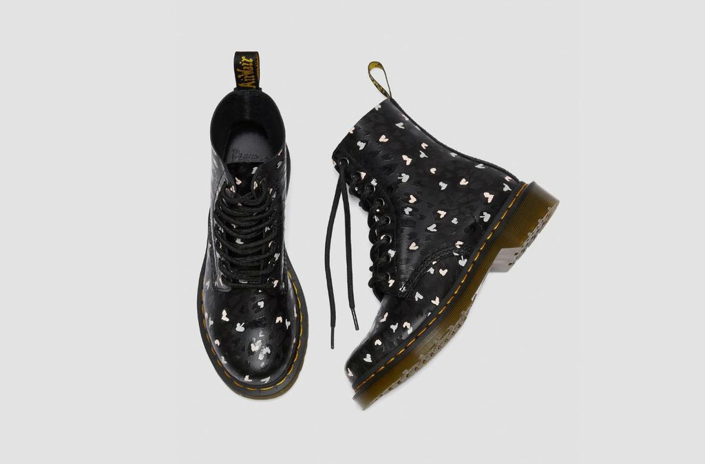 Čizme Dr. Martens ukrašene srcima - 1