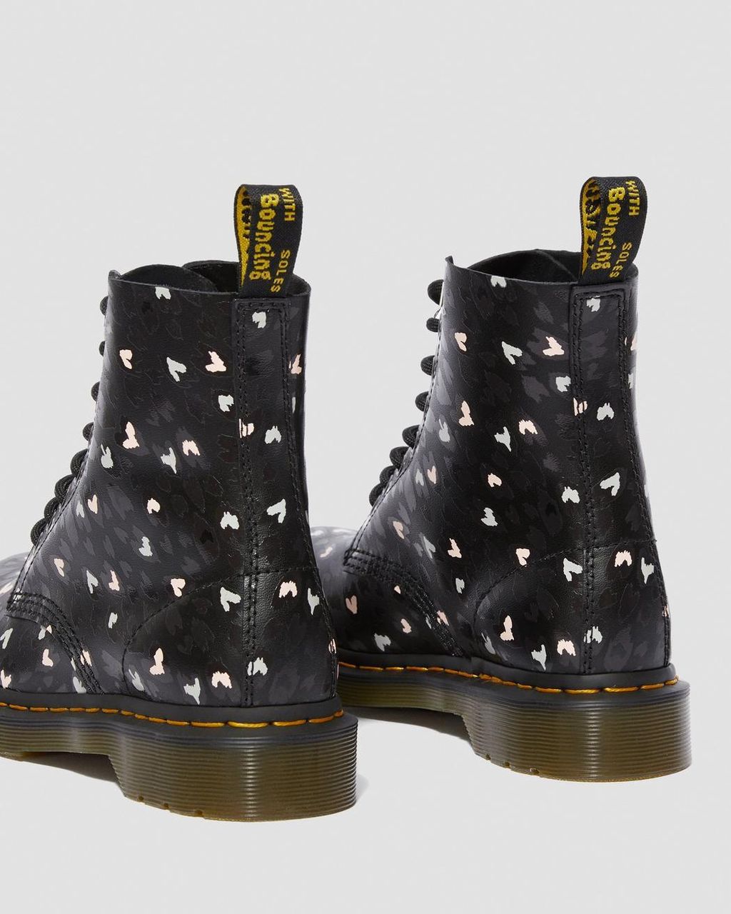 Čizme Dr. Martens ukrašene srcima - 2