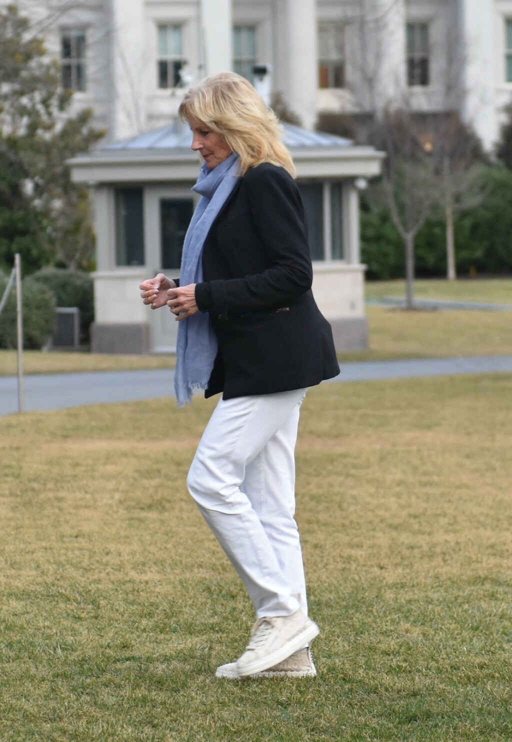 Jill Biden u pamučnim bijelim hlačama