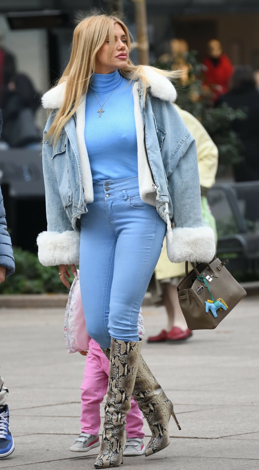 Zagrebačka street style izdanja u čizmama sa životinjskim uzorkom