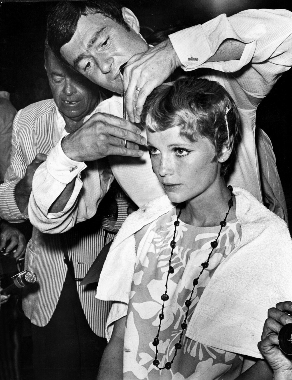 Vidal Sassoon i Mia Farrow 1967. tijekom kultnog frizerskog performansa u Hollywoodu
