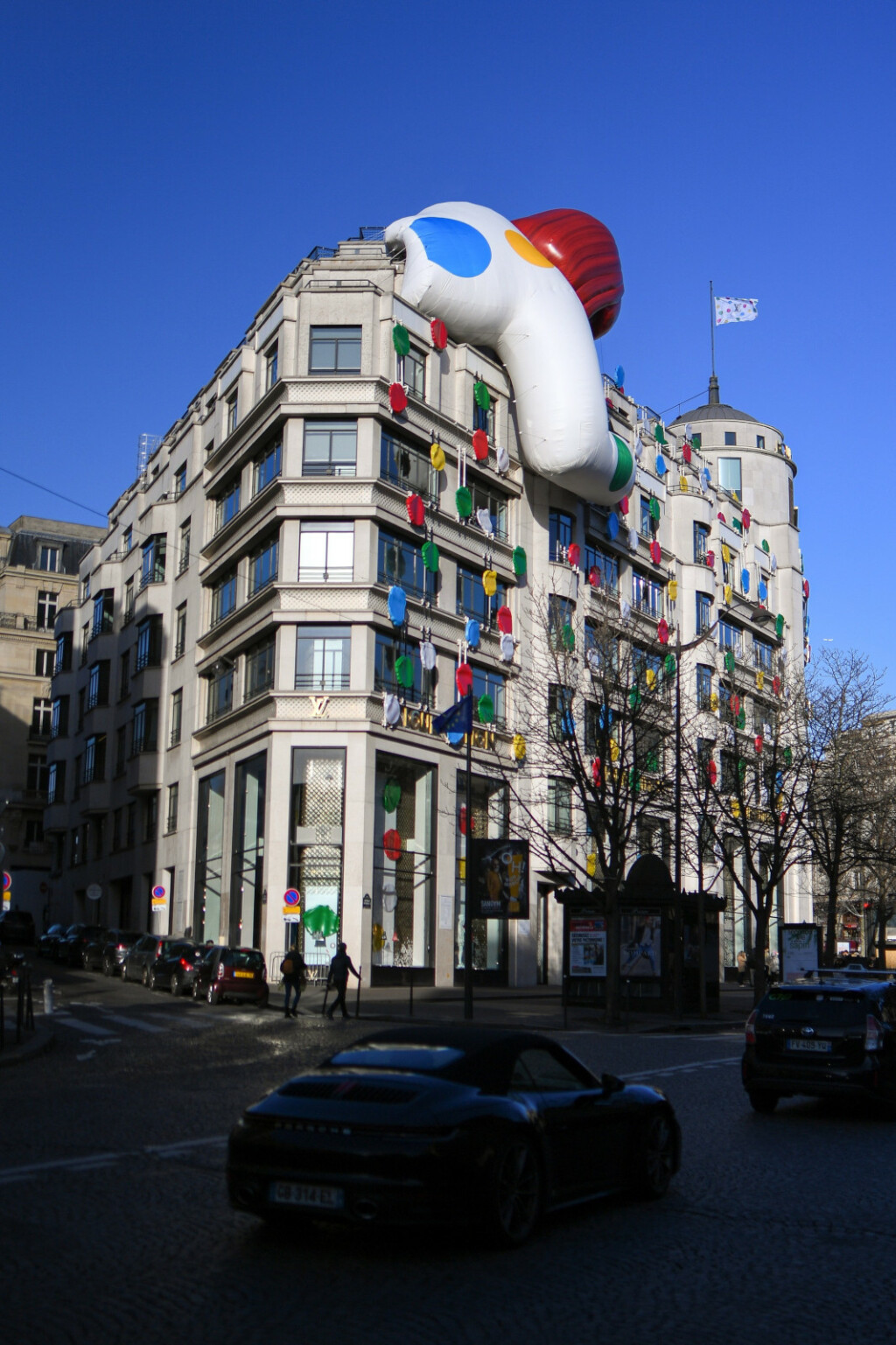 Trgovinu modne kuće Louis Vuitton u Parizu krasi divovska skulptura japanske umjetnice Yayoi Kusame - 8