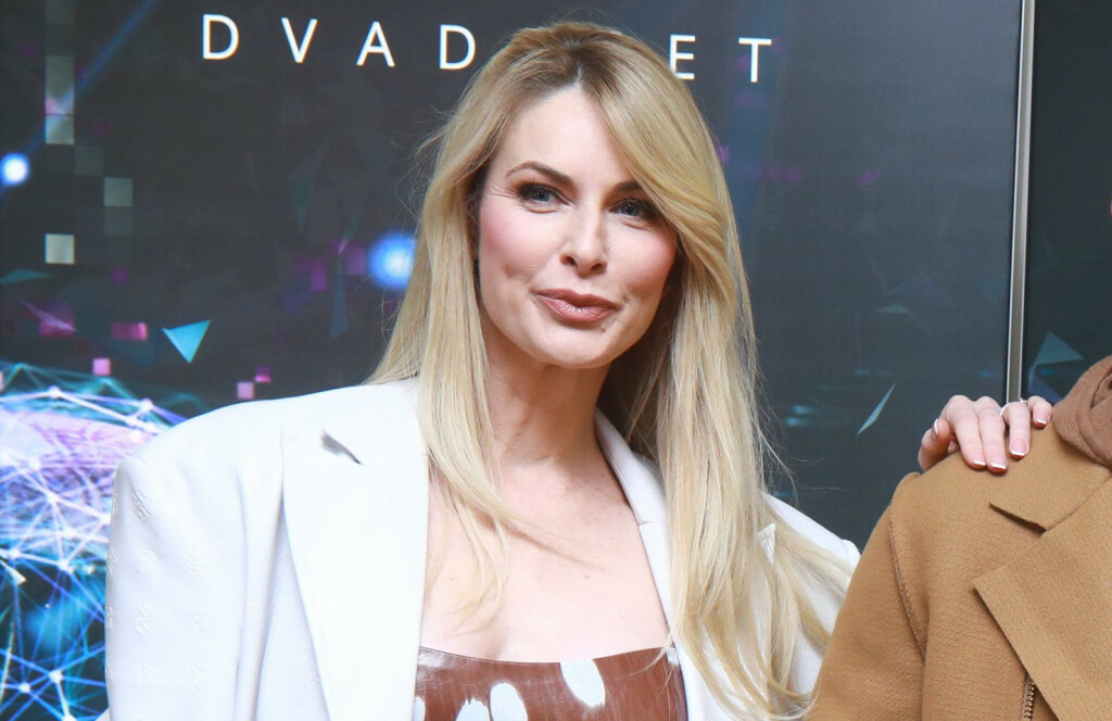 Iris Livaja u kožnatoj haljini brenda Rotate i crnim čizmama - 5