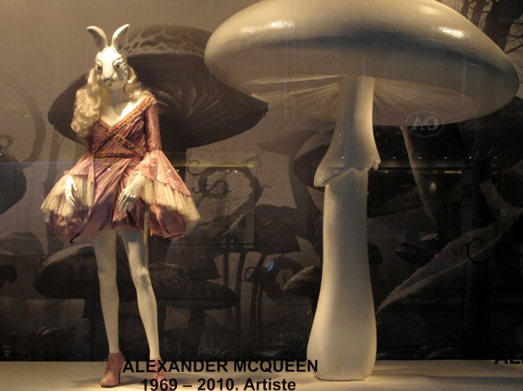 Alexander McQueen jedan je od dizajnera koji je 2010. godine dizajnirao kreacije inspirarne Alisom