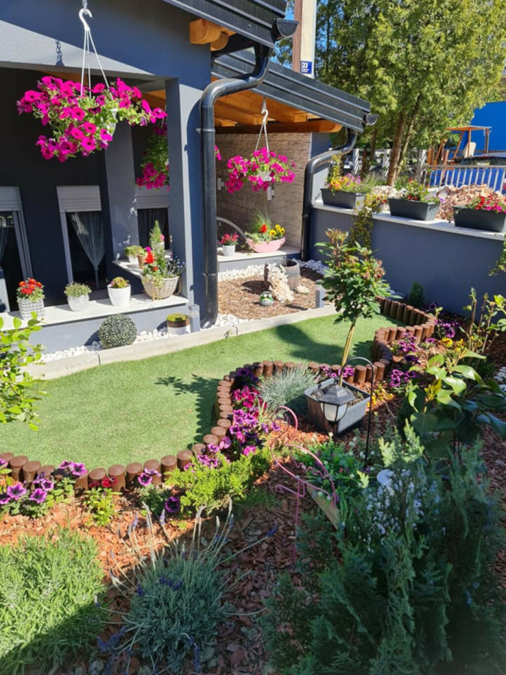 Ispred stana nalazi se mala ljetna terasa na kojoj Željka uživa za lijepog vremena, kao i u svom vrtu punom cvijeća - 1