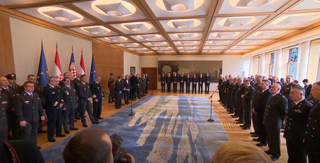 Predsjednik Milanović na uručivanju časničkih bodeža umirovljenim generalim i brigadirima