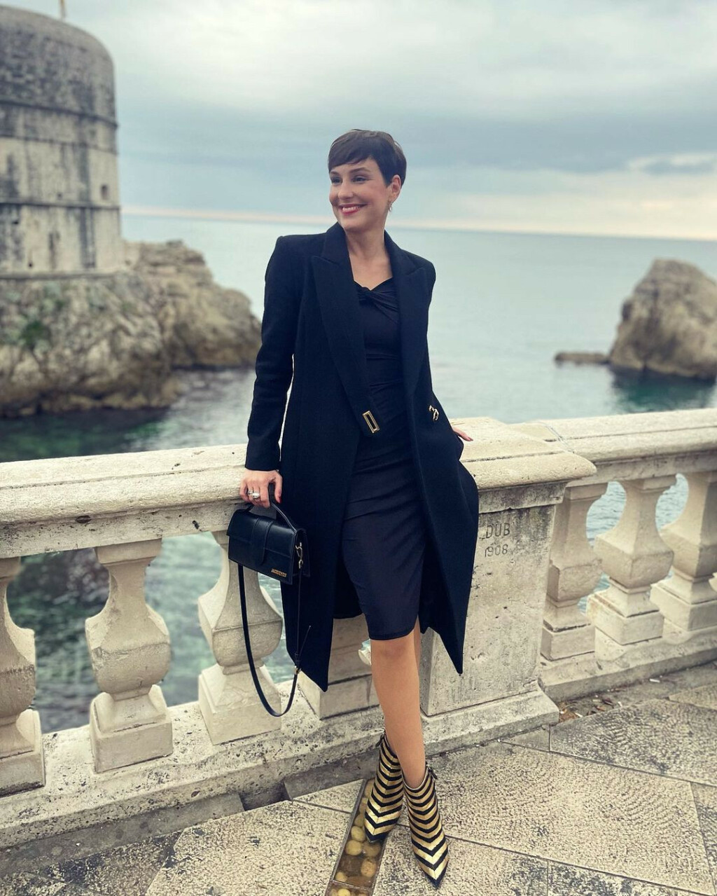 Irena Pecotić u zlatno-crnim gležnjačama