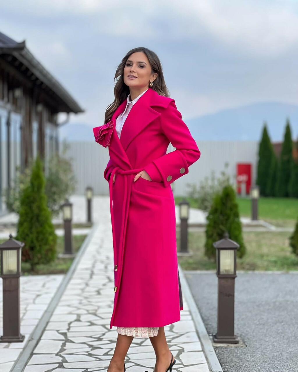 Zagrebačka street stylerica nosi ružičasti kaput brenda Mona