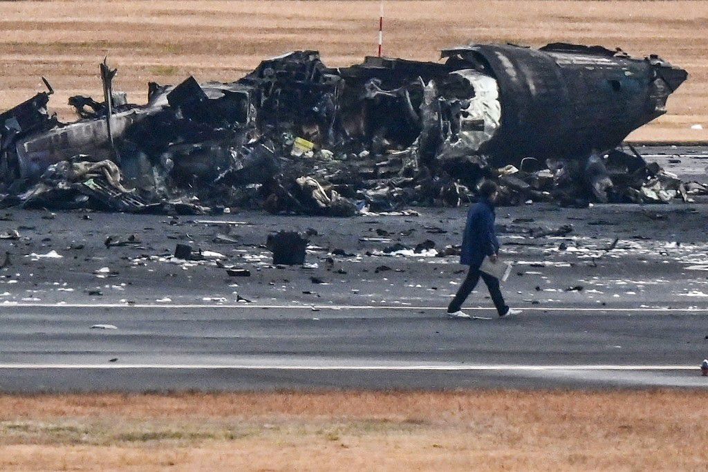 Avion izgorio na aerodromu u Tokiju nakon sudara s drugom letjelicom