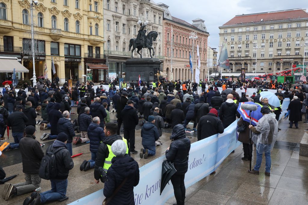 Molitelji na trgu i kontraprosvjed