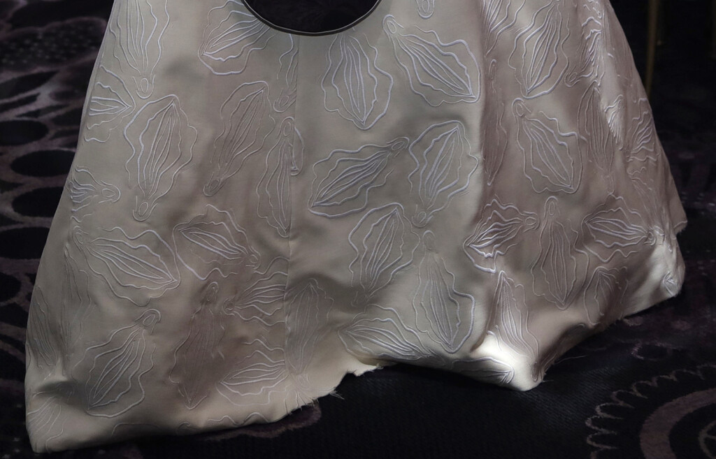 Haljina je, kako se čini, izvezena motivom u obliku vagine