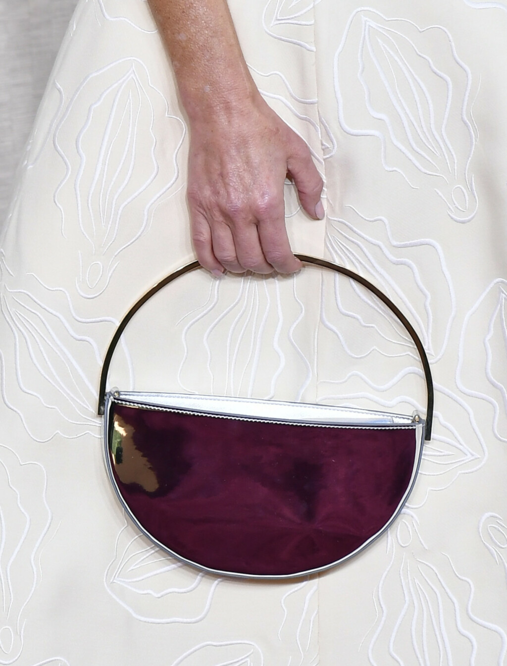 Gillian Anderson nosi srebrnu metalik torbu brenda Aquazzura