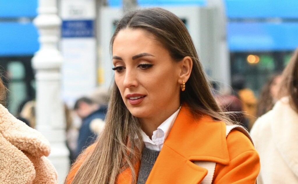 Ljepotica iz Zagreba u narančastom kaputu