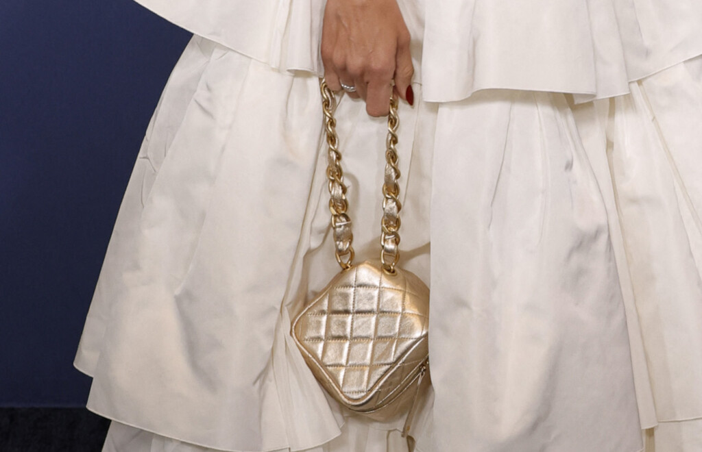 Penelope Cruz nosi zlatnu torbicu modne kuće Chanel