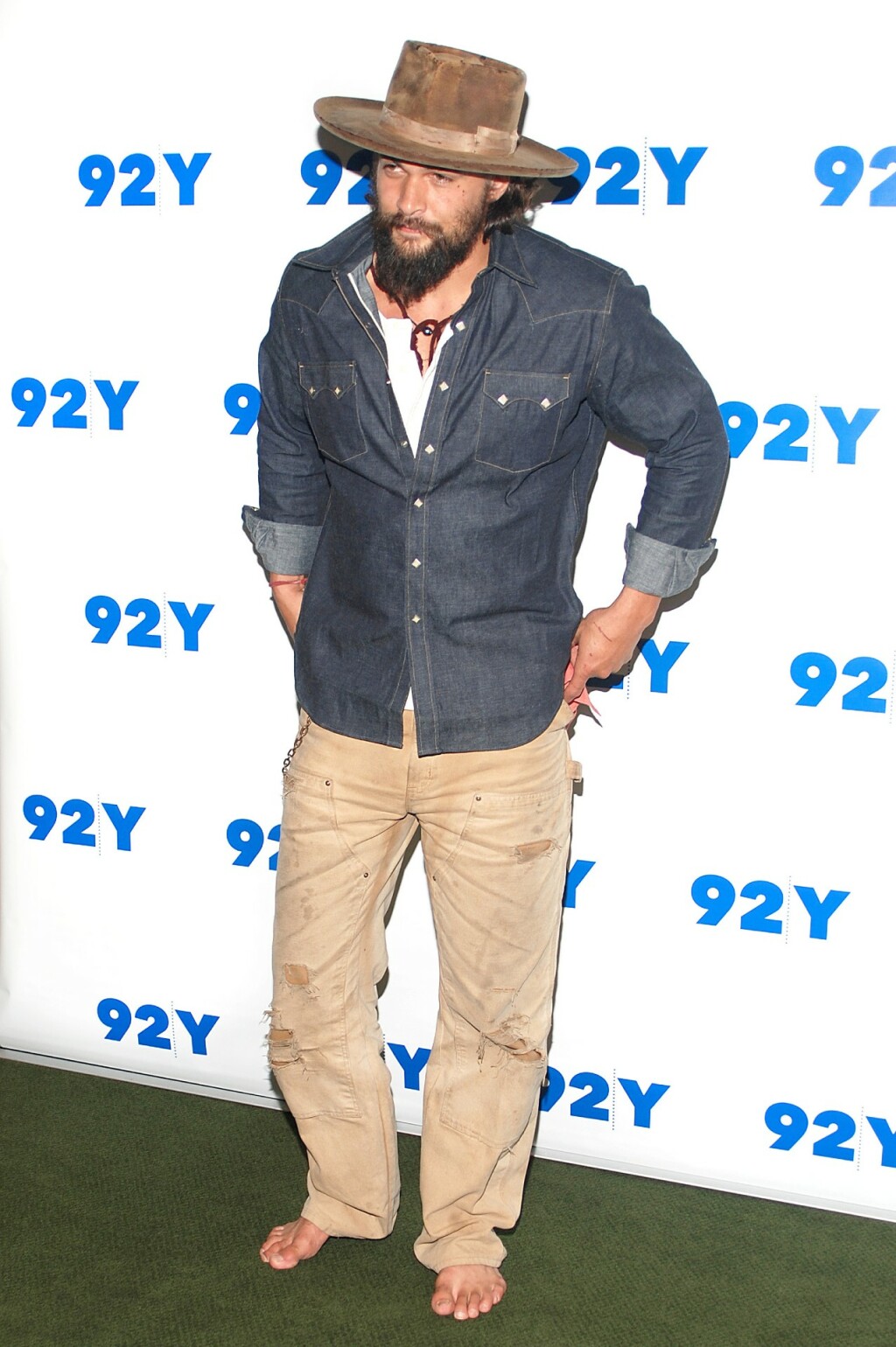 Jason Momoa na prikazivanju filma, bosonog i u poderanim hlačama