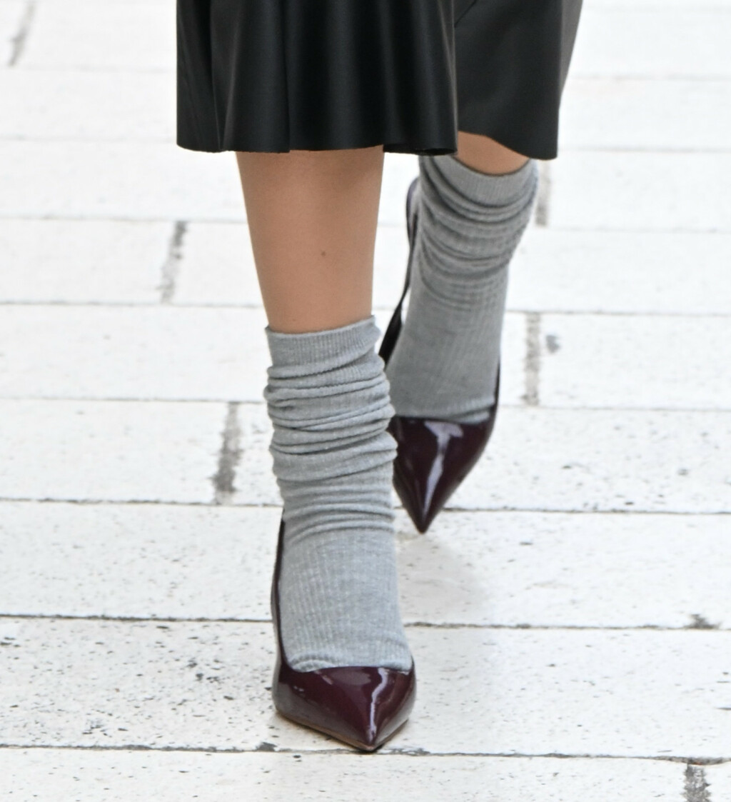 Kombinacija pamučnih čarapa i štikli u street style kombinaciji iz Splita