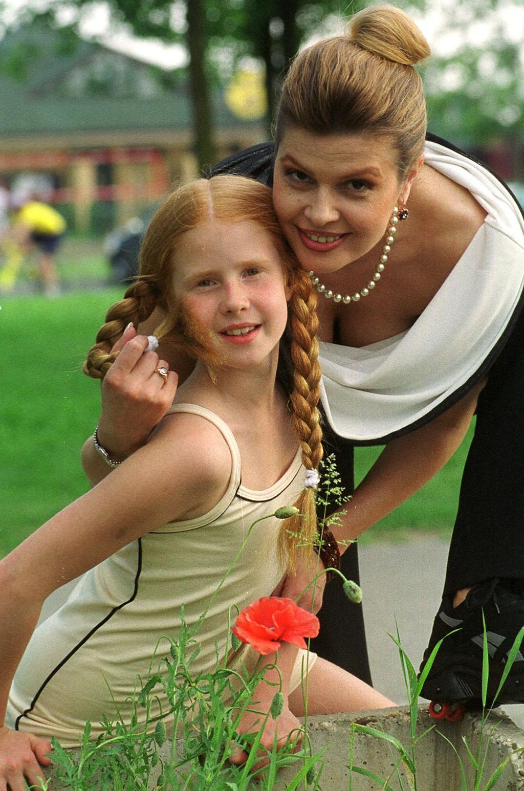 Maja Lena Lopatny i Mia Begović, 2002. godina