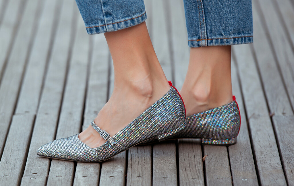 Žena u svjetlucavim balerinkama s remenčićem