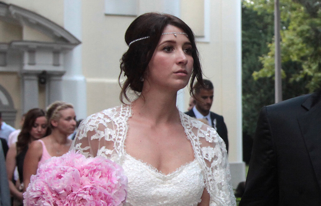 Ina Štrlek na vjenčanju s rukometašem Manuelom Štrlekom nosila je vjenčanicu modne kuće Vesna Sposa - 8