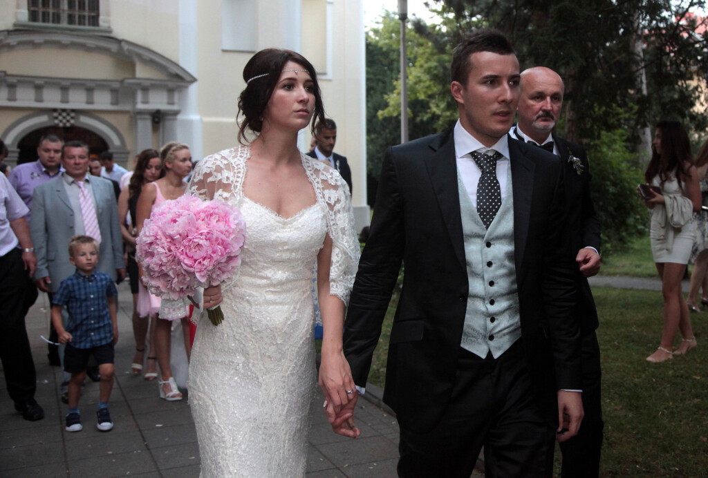 Ina Štrlek na vjenčanju s rukometašem Manuelom Štrlekom nosila je vjenčanicu modne kuće Vesna Sposa - 9