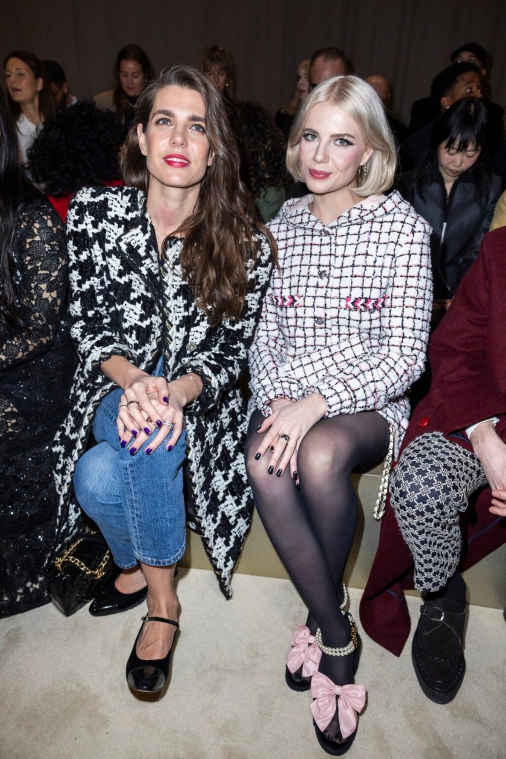 Charlotte Casiraghi i glumica Lucy Boynton na Chanelovoj reviji