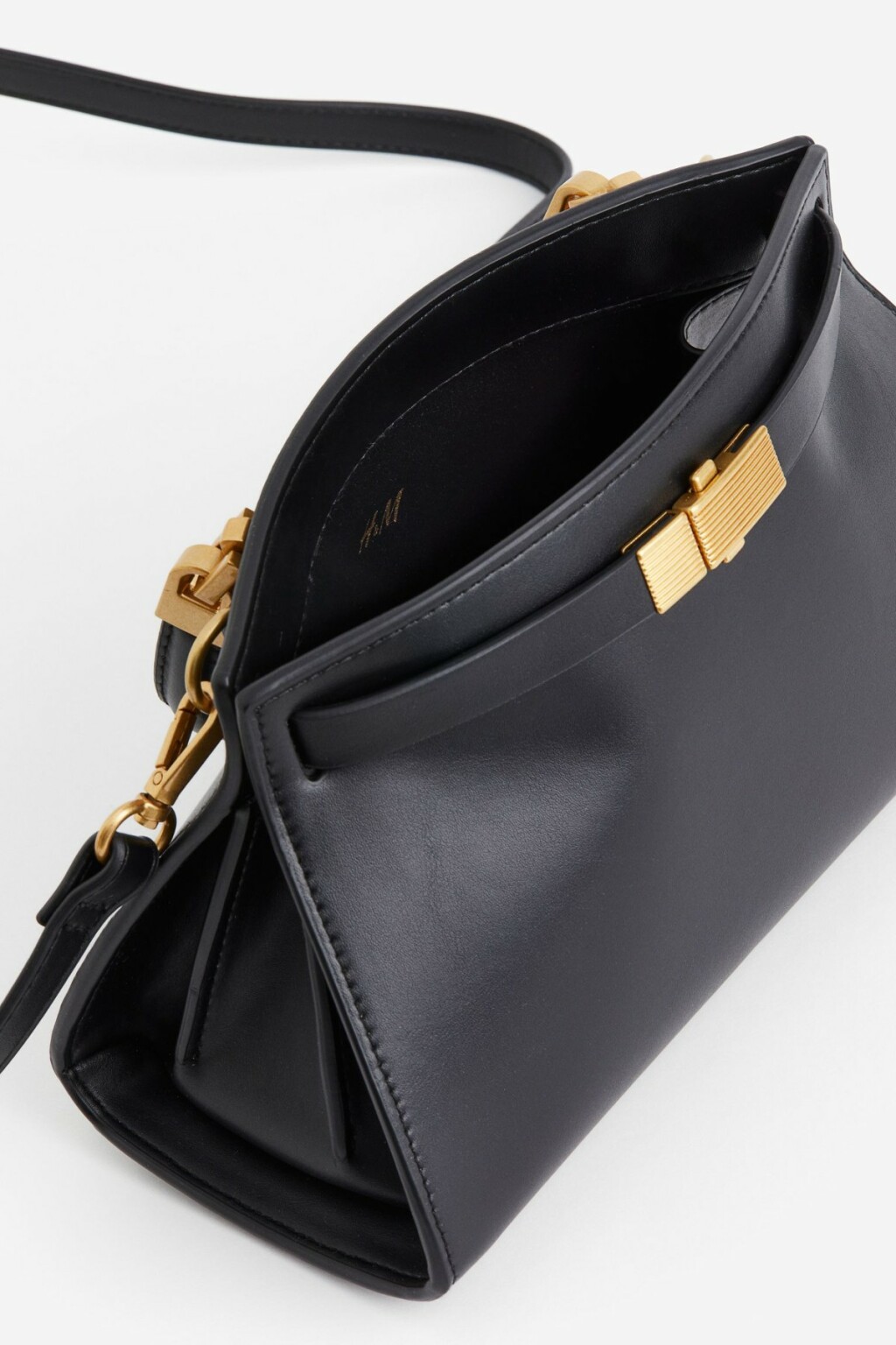 Crna torba ima zlatne metalne detalje