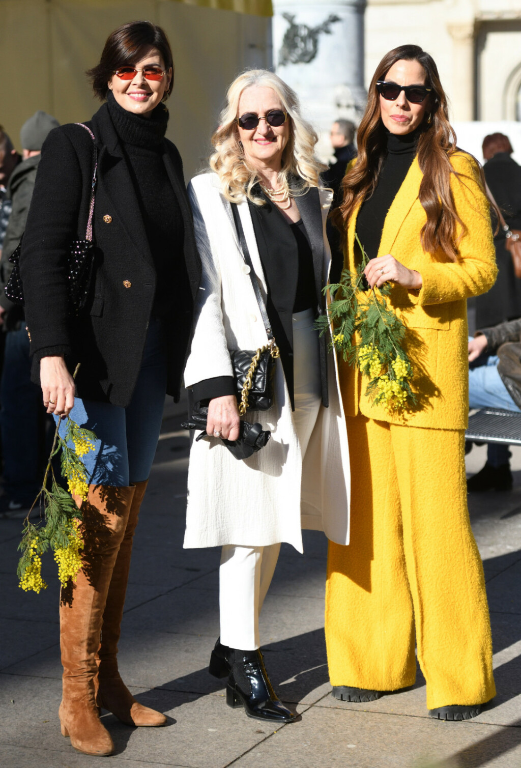 Olja Vori u žutom odijelu i robusnim cipelama - 1