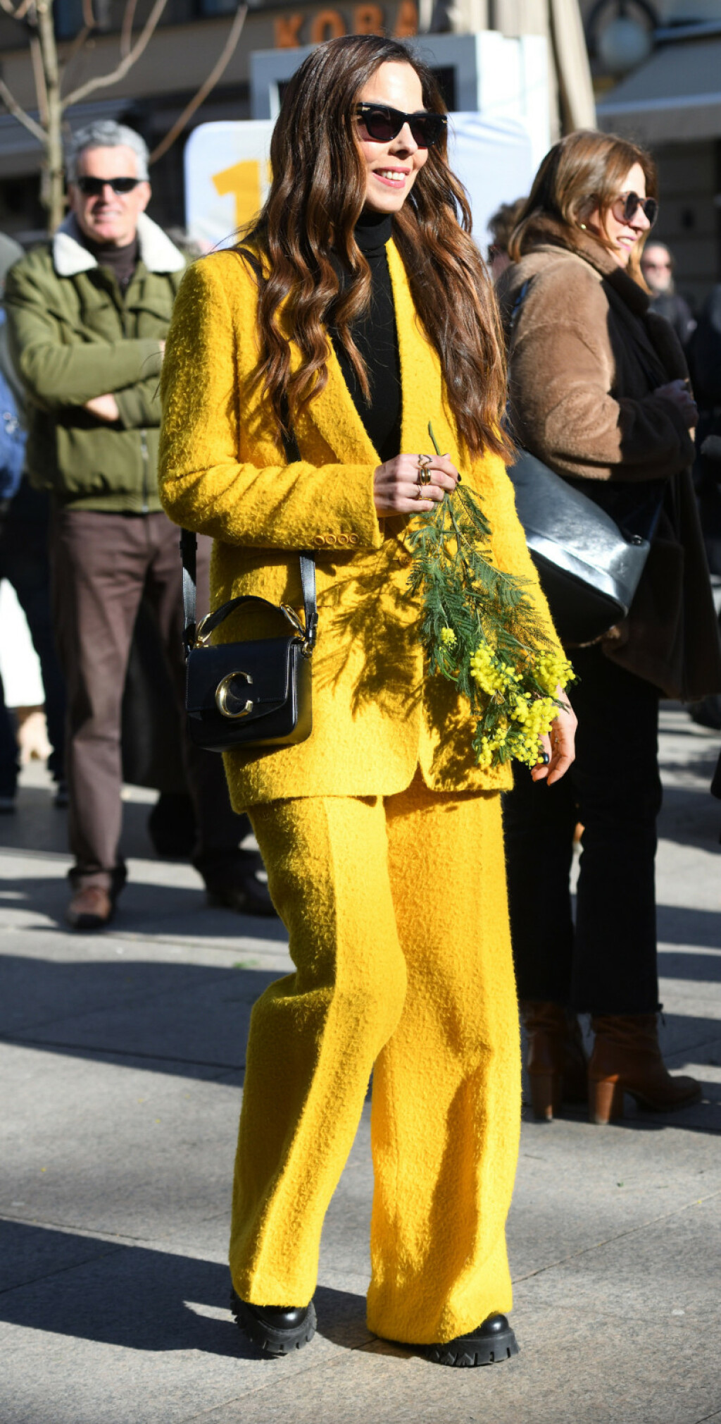 Olja Vori u žutom odijelu i robusnim cipelama - 6