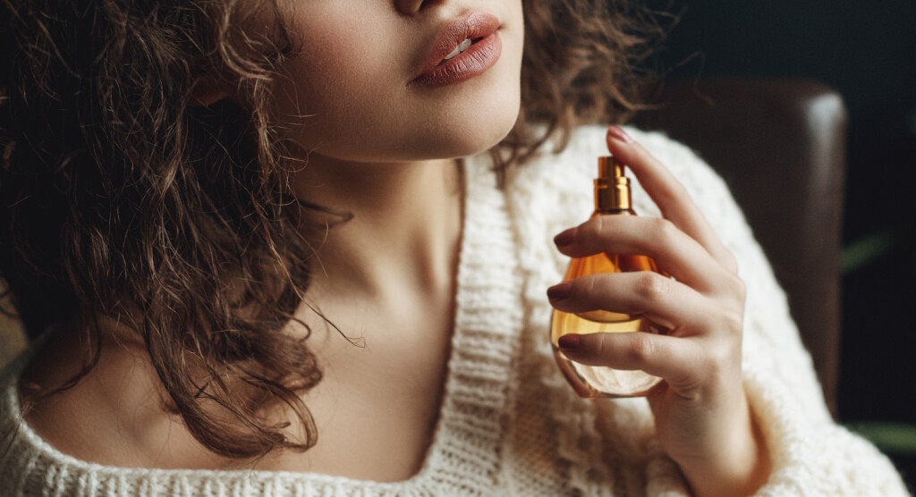 Žena i bočica parfema
