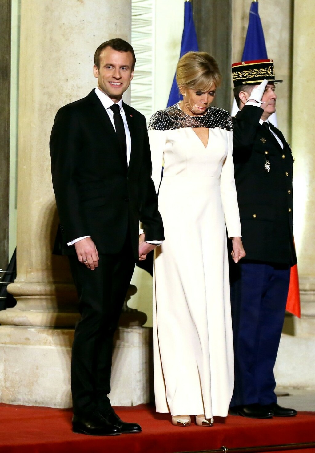 Brigitte Macron u bijeloj haljini na državničkoj večeri u Parizu