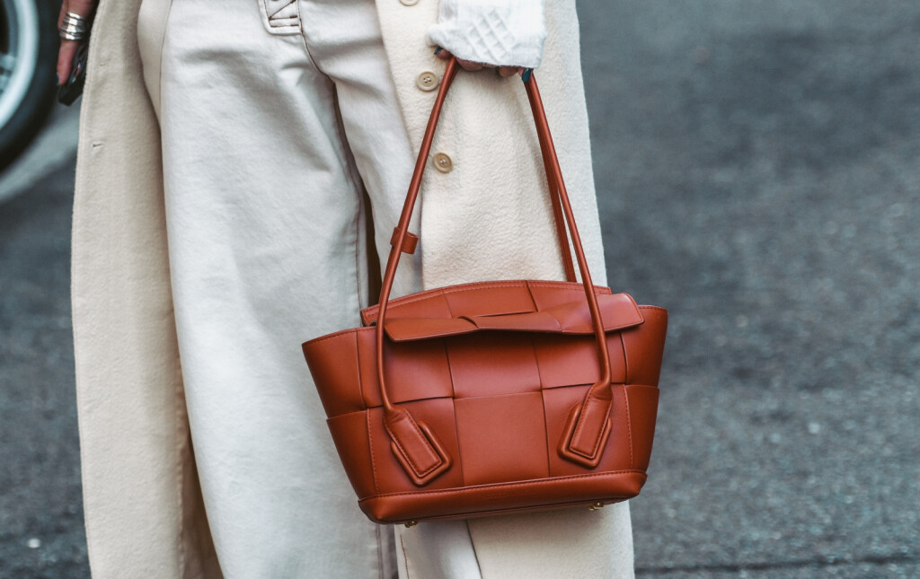 Žena s elegantnom torbom