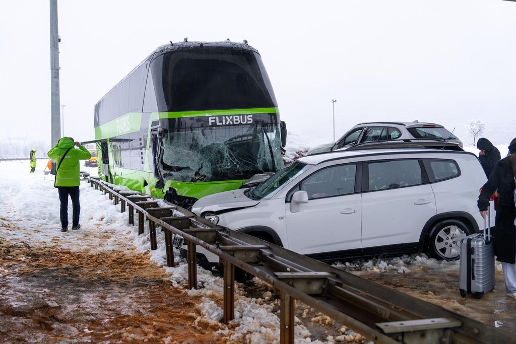 Prometna nesreća između automobila i busa