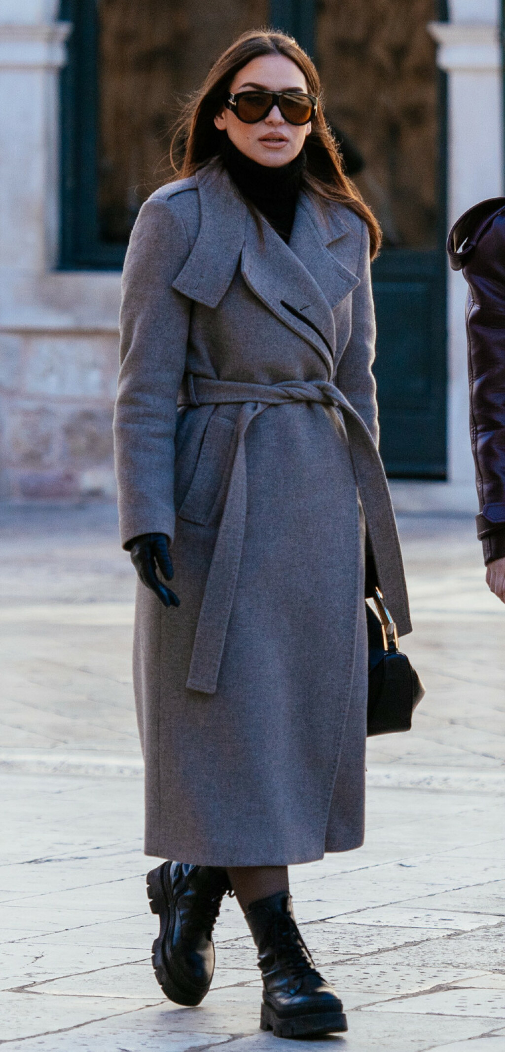 Dubrovačka street stylerica u sivom kaputu na vezanje