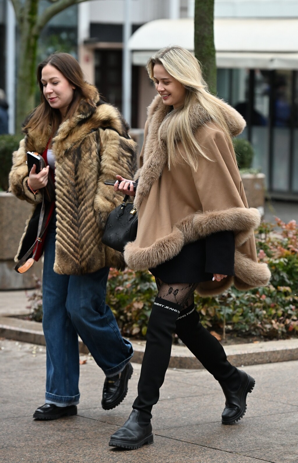 Mlada dama sa zagrebačke špice u visokim čizmama Tommy Jeansa