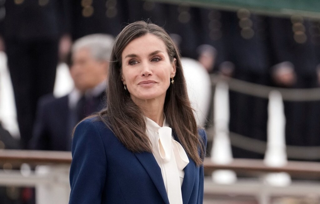 Kraljica Letizia u tamnoplavom odijelu