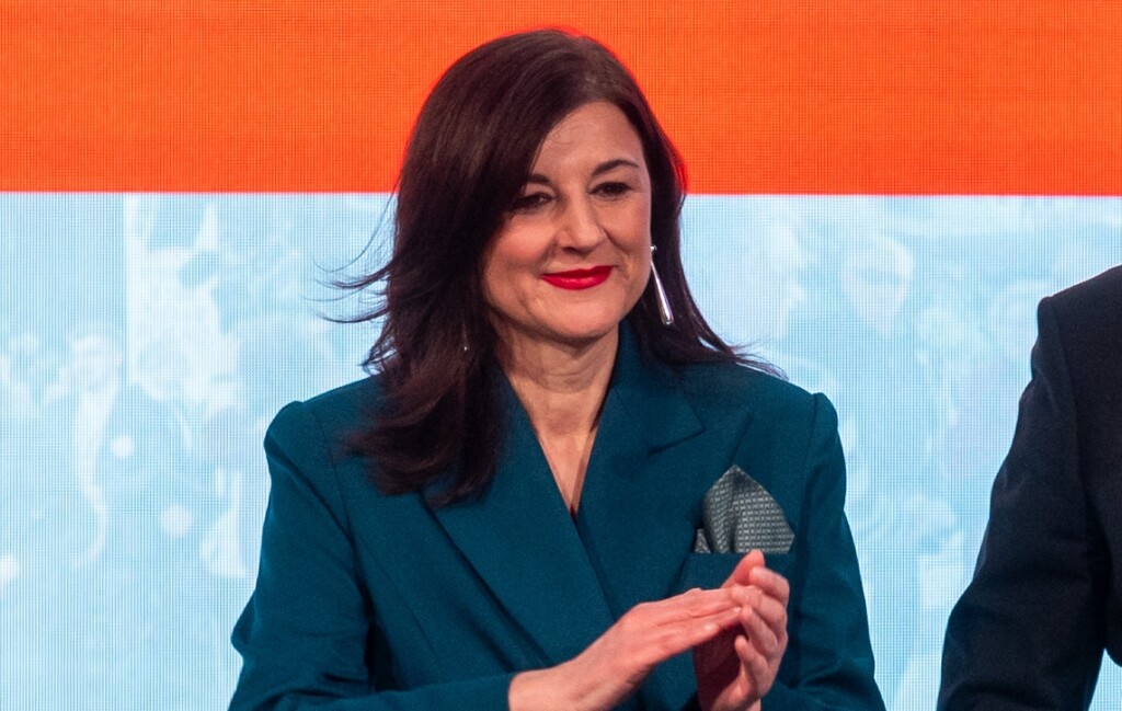 Sanja Musić Milanović u plavom odijelu nakon pobjede