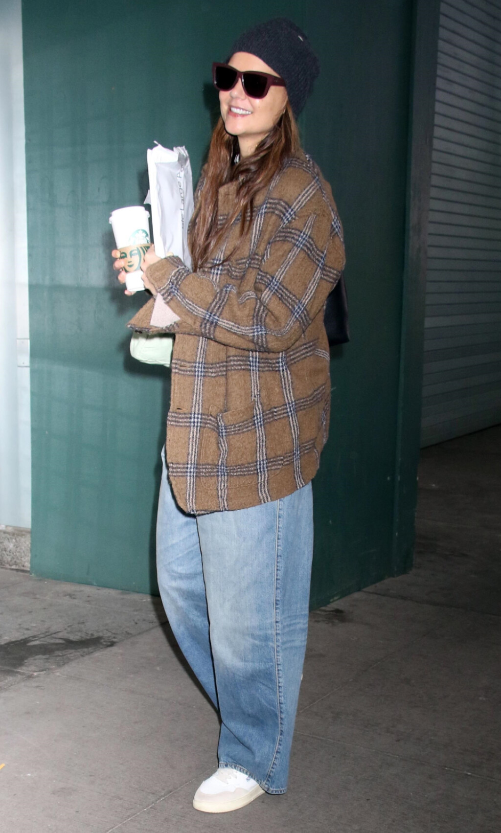 Katie Holmes u vrećastim trapericama i tenisicama