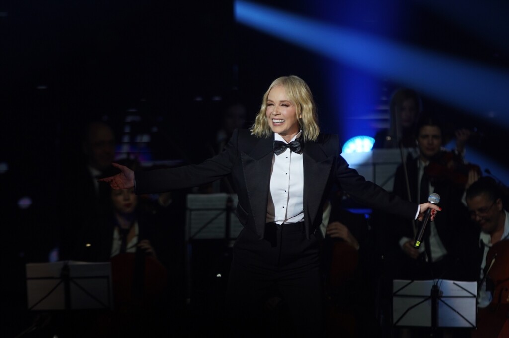 Jelena Rozga koncert je otvorila u smoking-odijelu