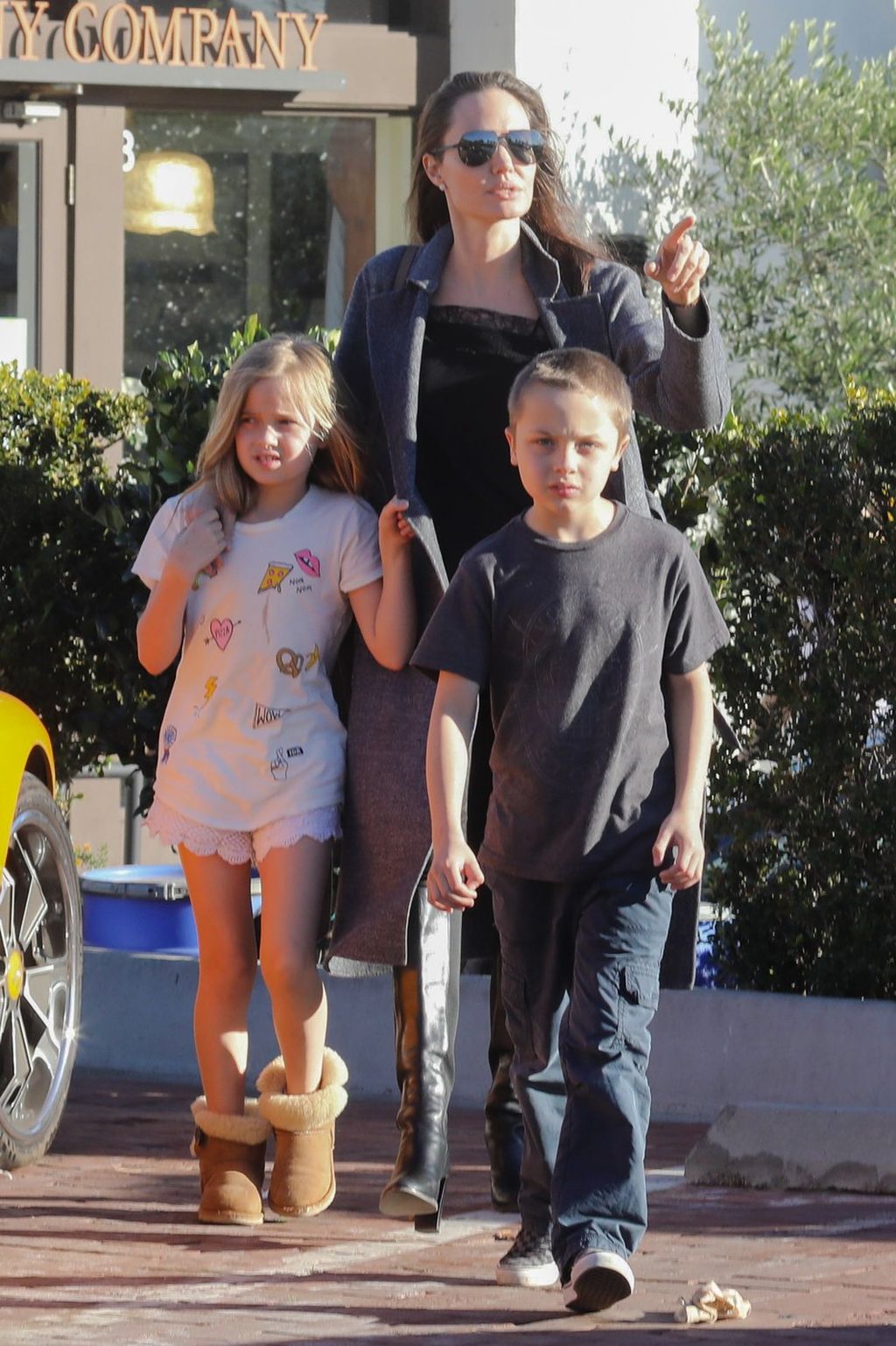 Angelina Jolie s djecom Vivienne i Knoxom