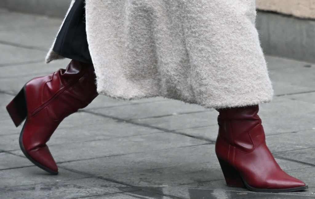 Zagrebačka street stylerica nosi čizme tamno crvene boje