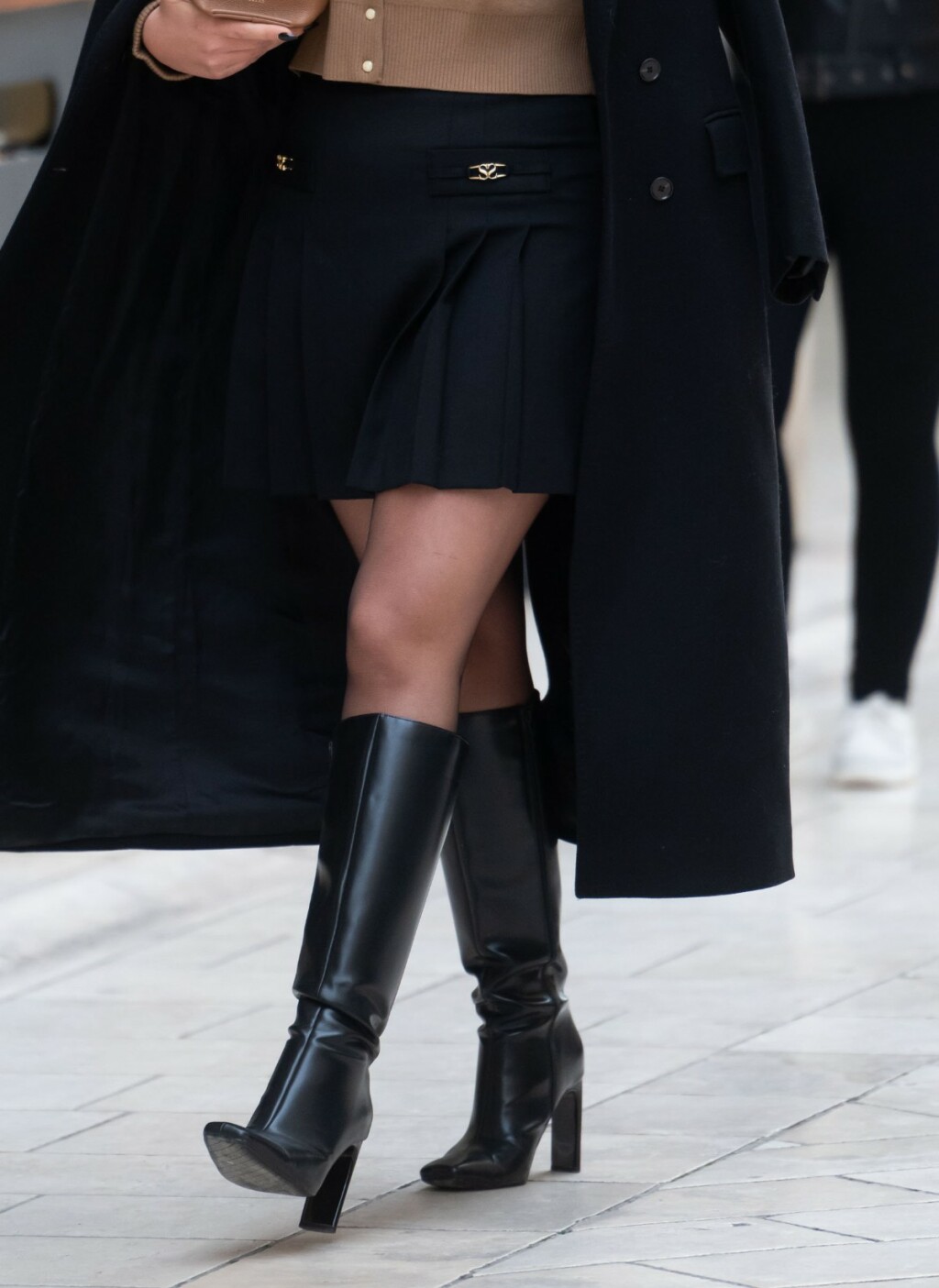 Mini suknja i visoke čizme su savršen par