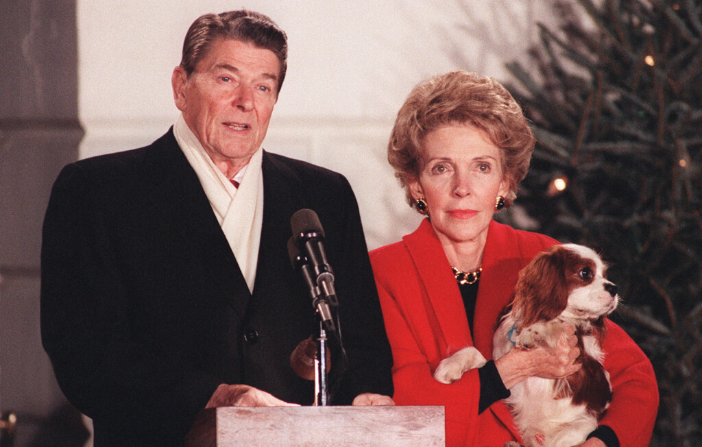 Ronald i Nancy Reagan sa svojim psom Rexom
