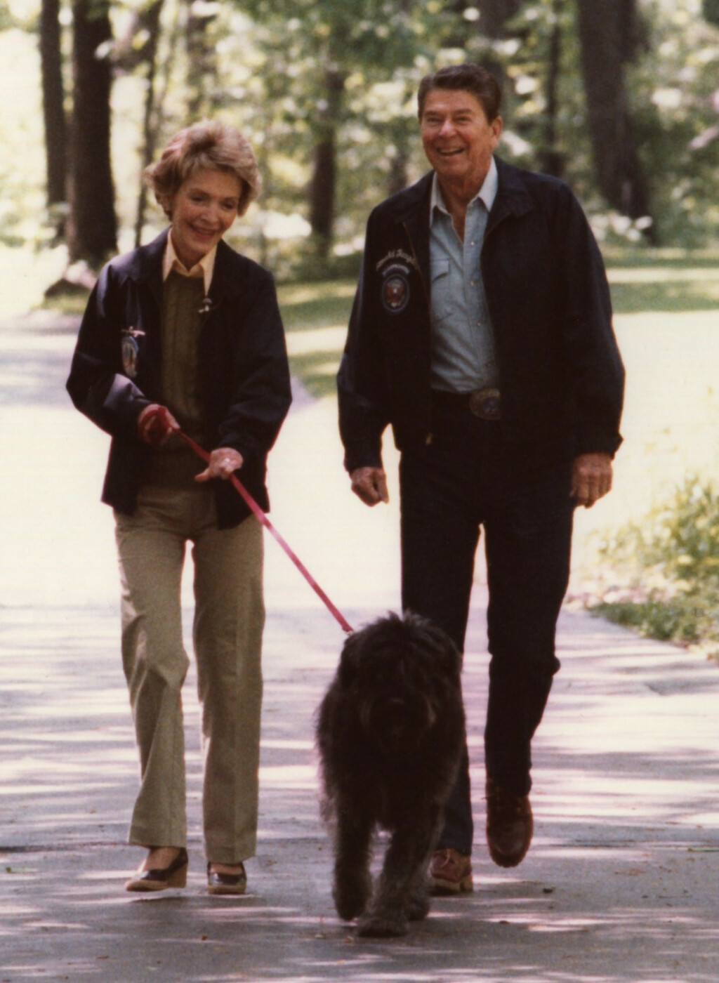 Ronald i Nancy Reagan u šetnji sa svojim psom Luckyjem