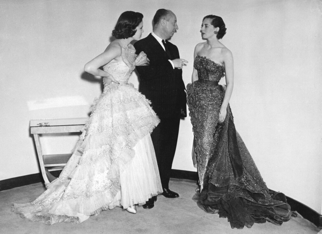 Christian Dior u društvu manekenki na predstavljanju svoje kolekcije 1950.