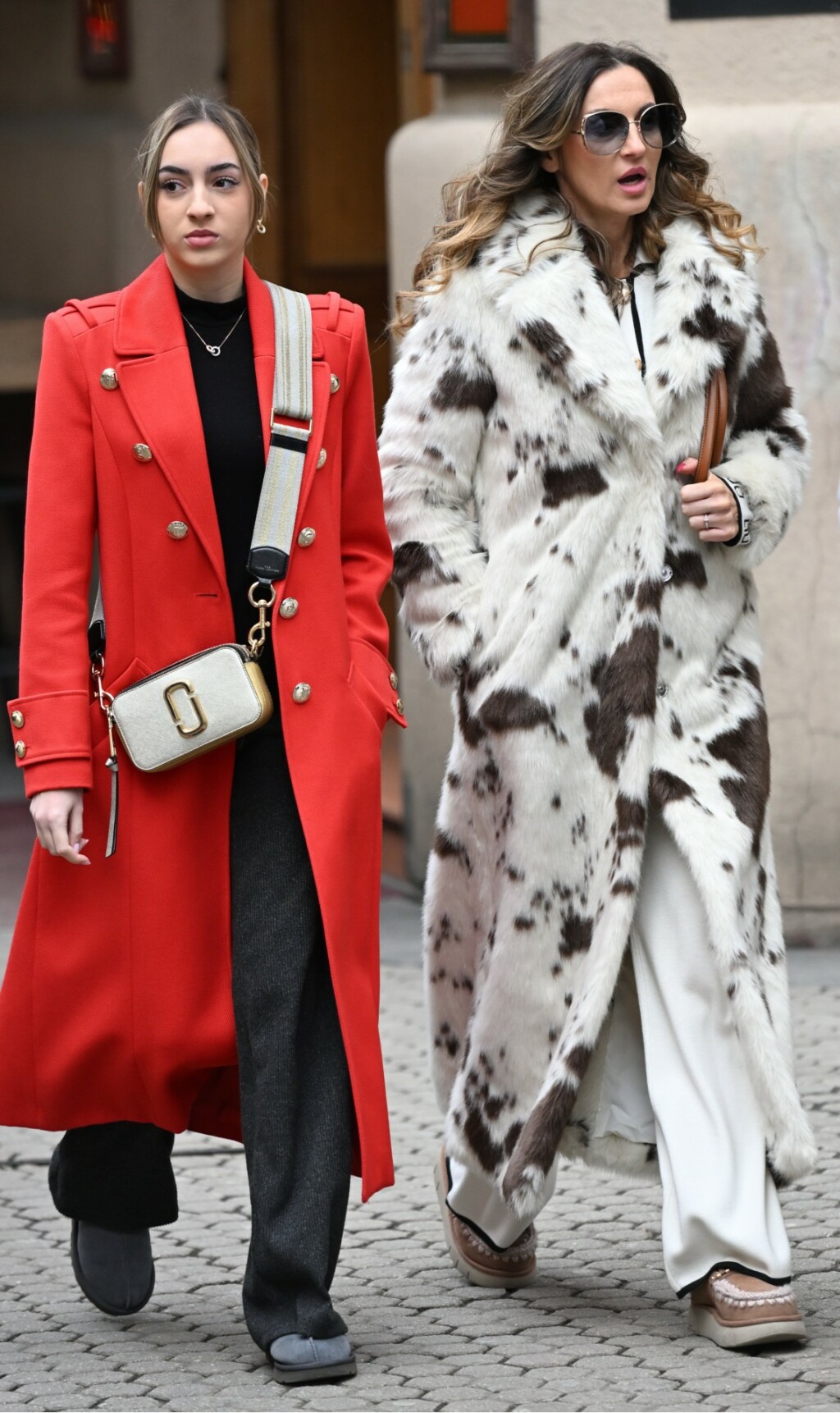 Zgodna dama u kaputu s kravljim uzorkom