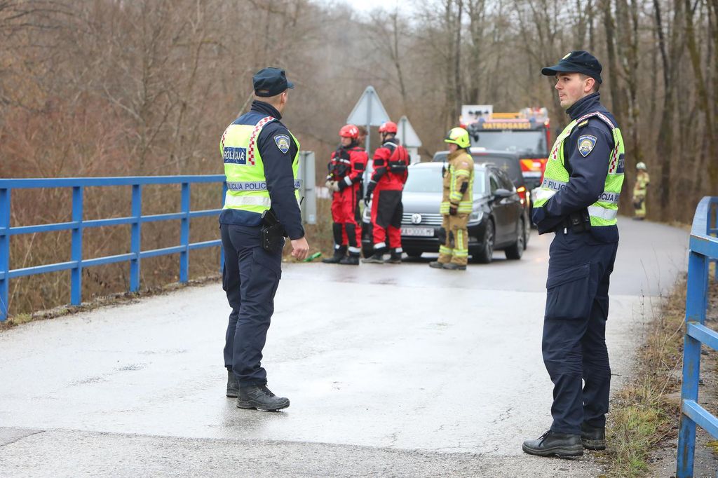 Autom sletio s ceste, poginula jedna osoba - 4